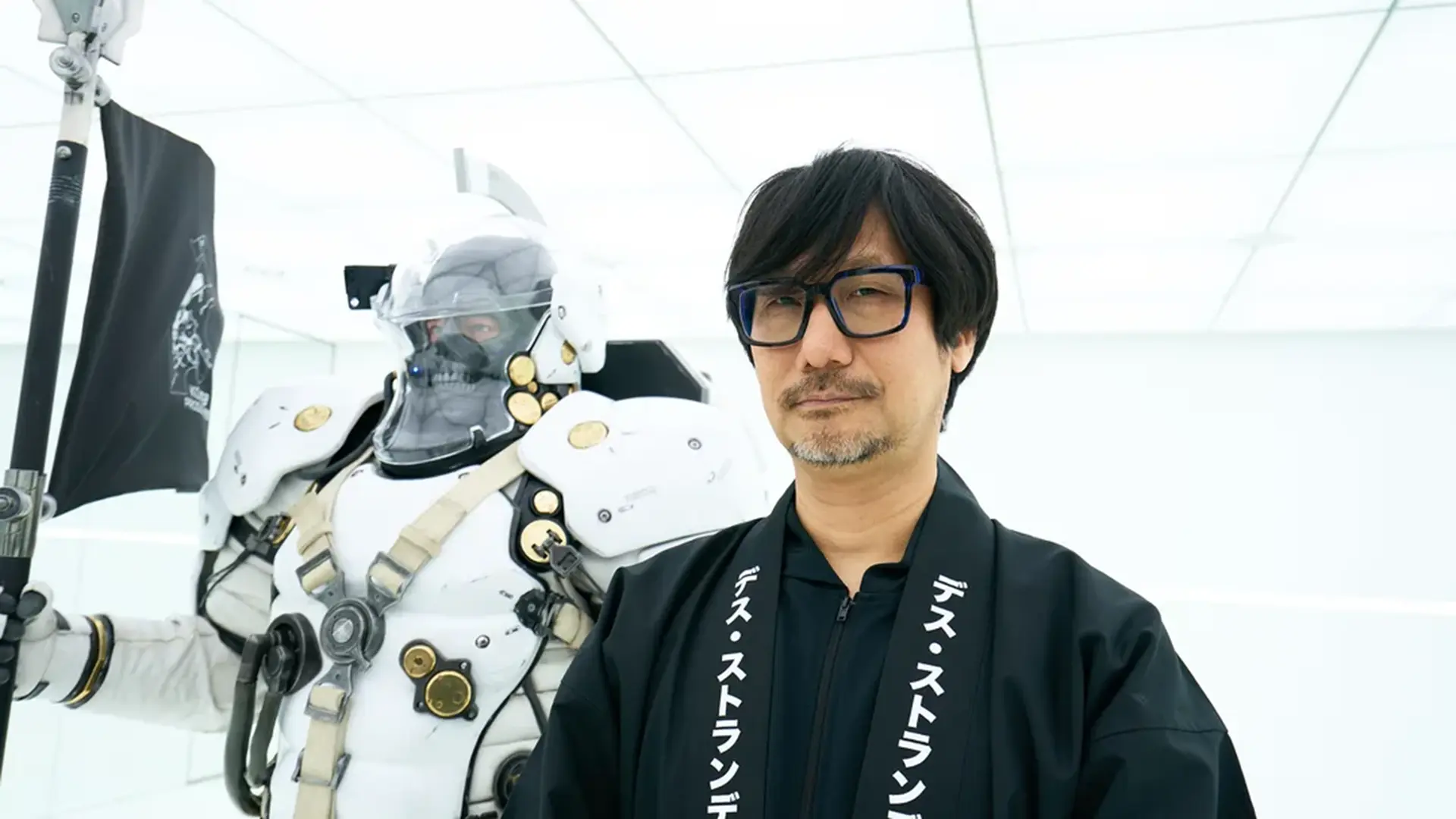 Un accessorio da esposizione perfetto per ogni fan di Kojima Productions, anche fuori dallo schermo.