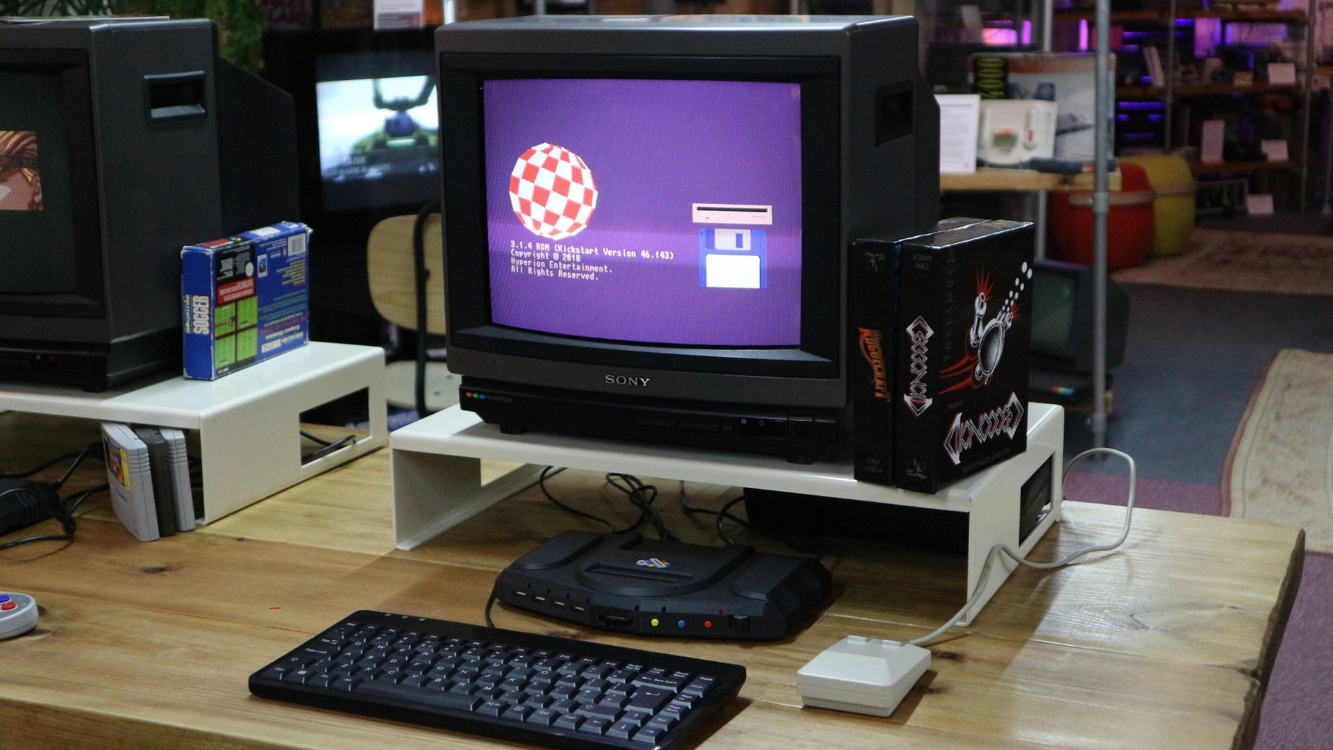 Uno dei core più curati è quello per Commodore Amiga, qui immortalato durante il boot dell’OS con floppy virtuale. Anche la tastiera originale è benvenuta
