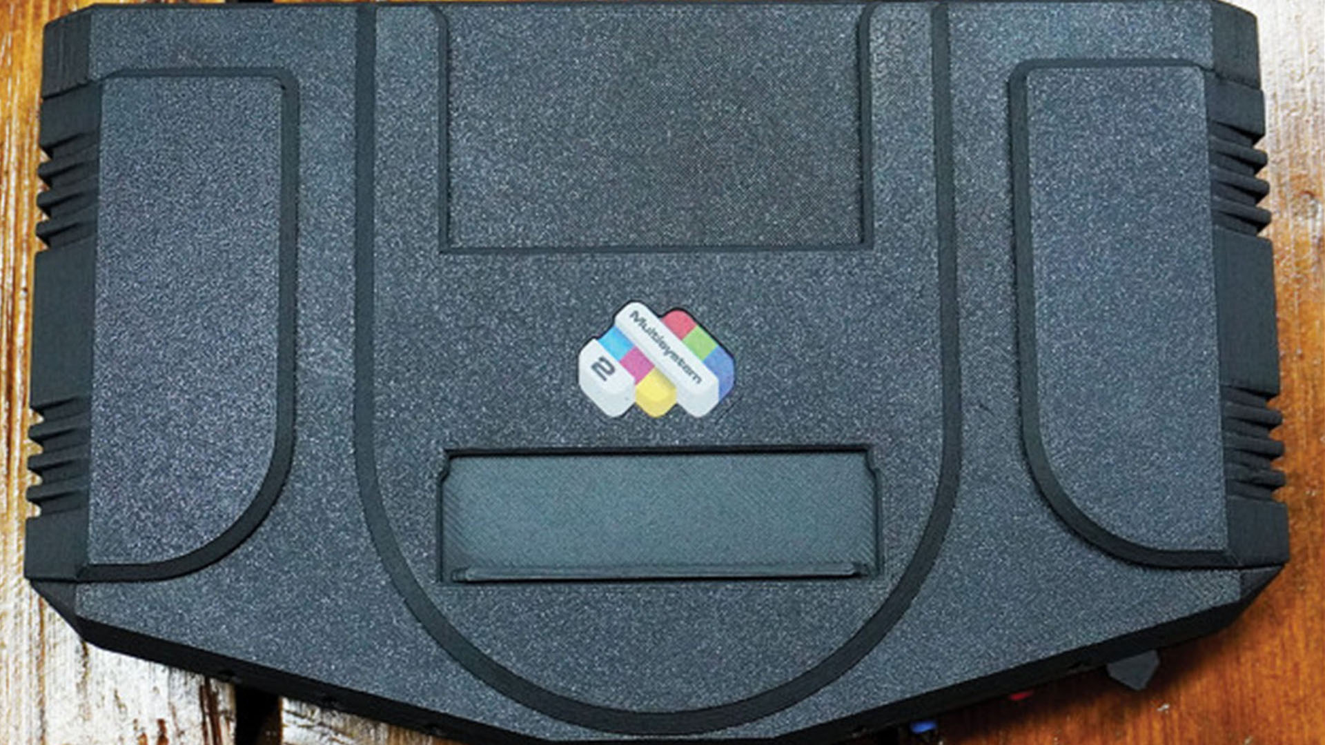 Il case nero del MMS2 è robusto, stampato in 3D ad alta qualità e richiama il look delle console anni ’90 con un tocco moderno