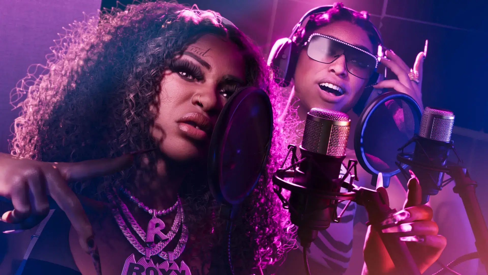 Real Dimez (Bae-Luxe & Roxy): Amiche, rapper, sopravvissute: le Real Dimez sanno che un ritornello giusto vale quanto una pistola carica.