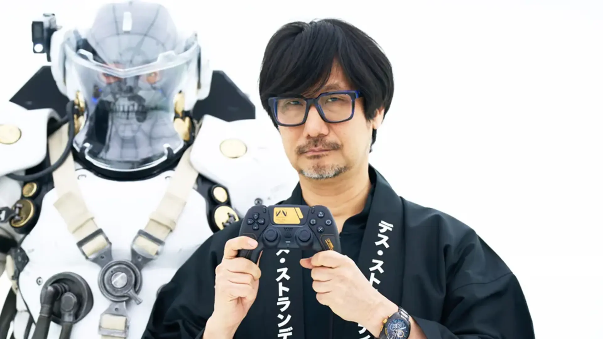 Hideo Kojima presenta il controller in occasione di un evento dedicato a Death Stranding 2: On the Beach.