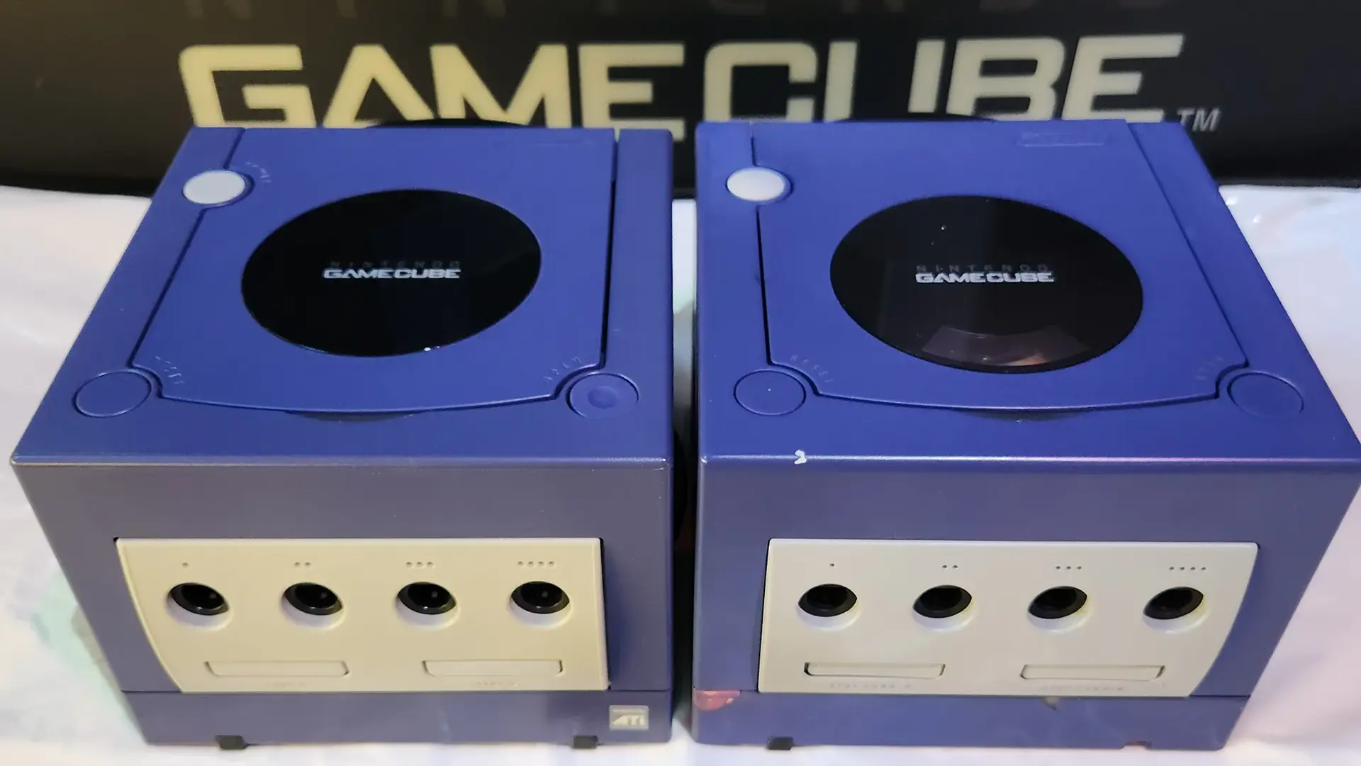 A confronto fianco a fianco: il GameCube di produzione e il prototipo. Noti le differenze nel colore dei tasti e nei dettagli del guscio?