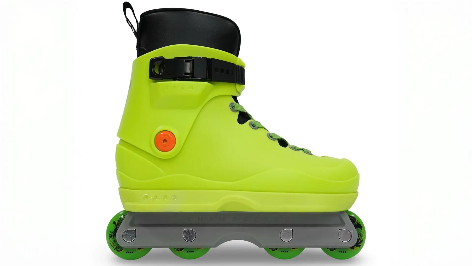 Color lime fluo, design aggressivo e vibes direttamente da Shibuya-cho: ecco i pattini Them 909, pronti a grindare nostalgia e stile.