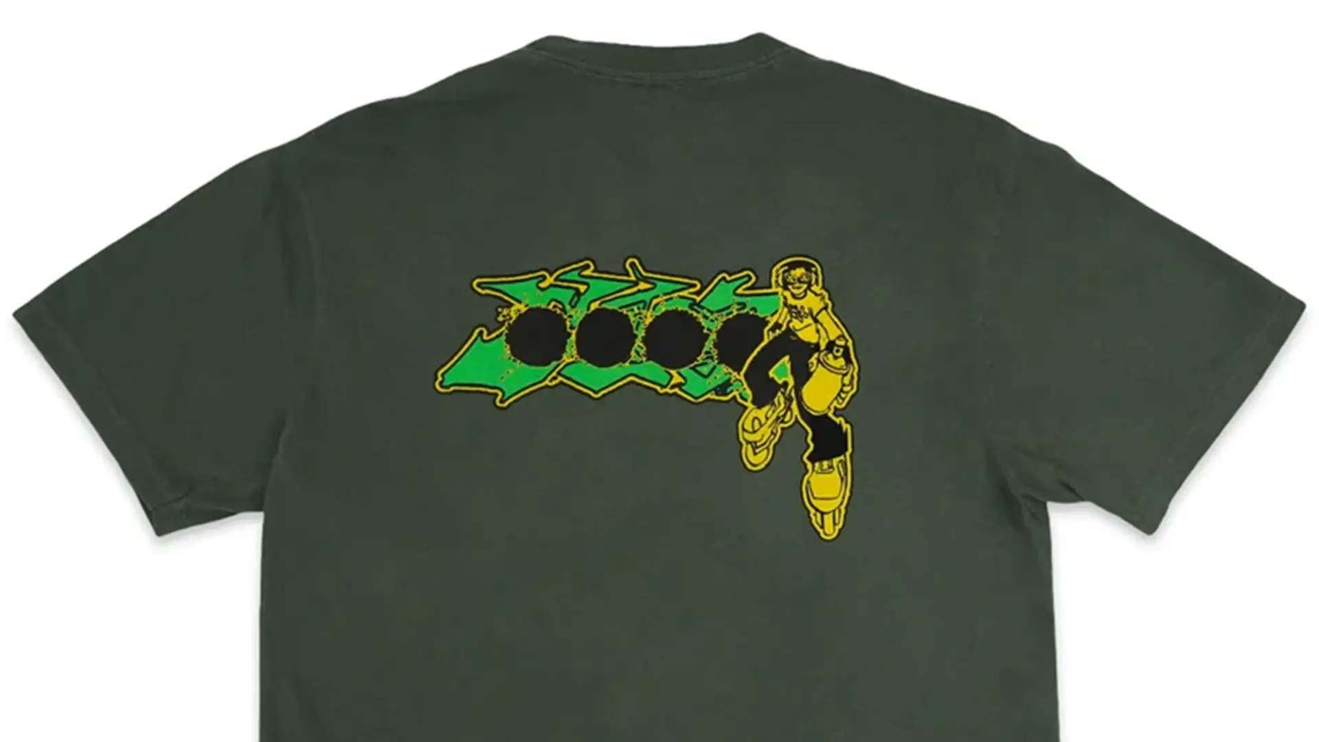 La t-shirt verde militare mostra uno dei protagonisti mentre scatta bomboletta alla mano. 
